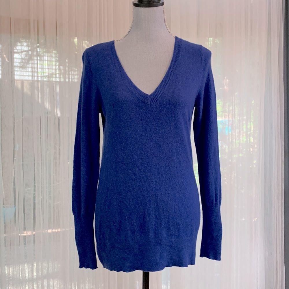 HALOGEN cashmere Vneck long sleeve sweater in cobalt blue, size small.
